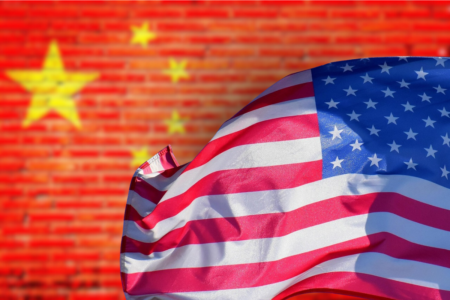 Bandeiras da China e dos Estados Unidos (Foto: Pixabay)