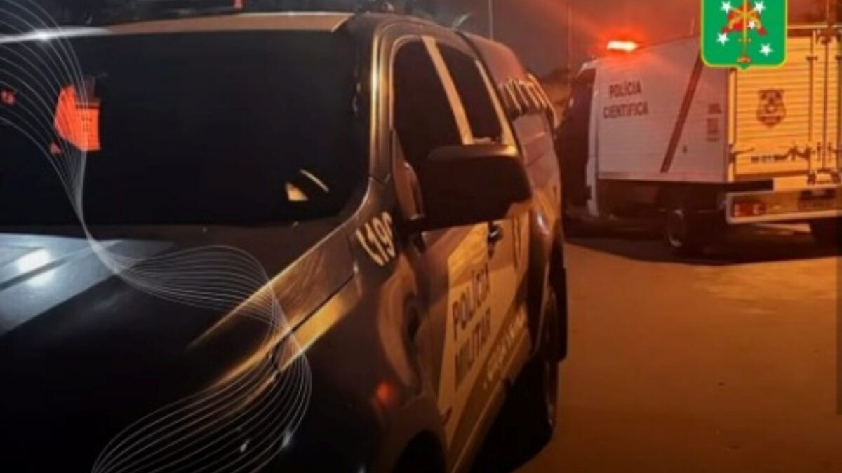 A imagem mostra uma viatura da Polícia Militar e um carro do IML