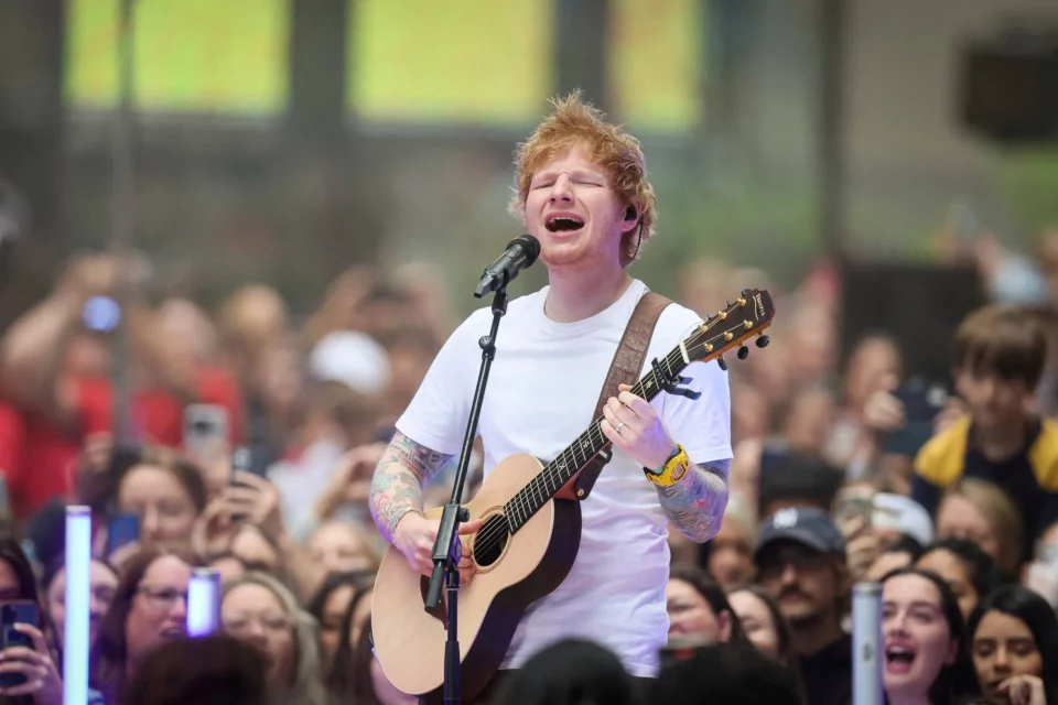 Ed Sheeran tem show de rua interrompido por policial na Índia