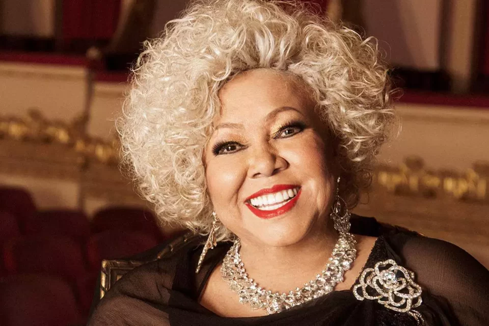 Alcione interrompe show no Recife após passar mal
