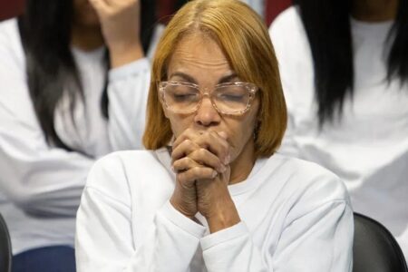 Flordelis relata AVC e crises convulsivas: 'Está morrendo na prisão', diz advogado Ex-deputada cumpre pena pelo assassinato do marido