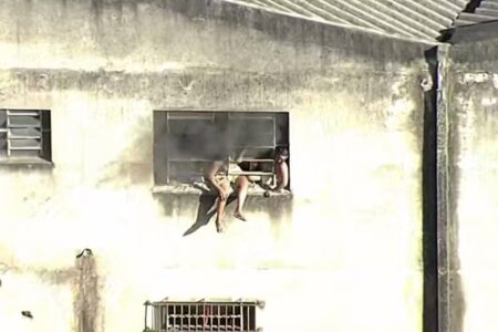 Incêndio atinge fábrica de roupas para carnaval no Rio; há pessoas dentro do prédio Pessoas estão sendo retiradas do local por bombeiros