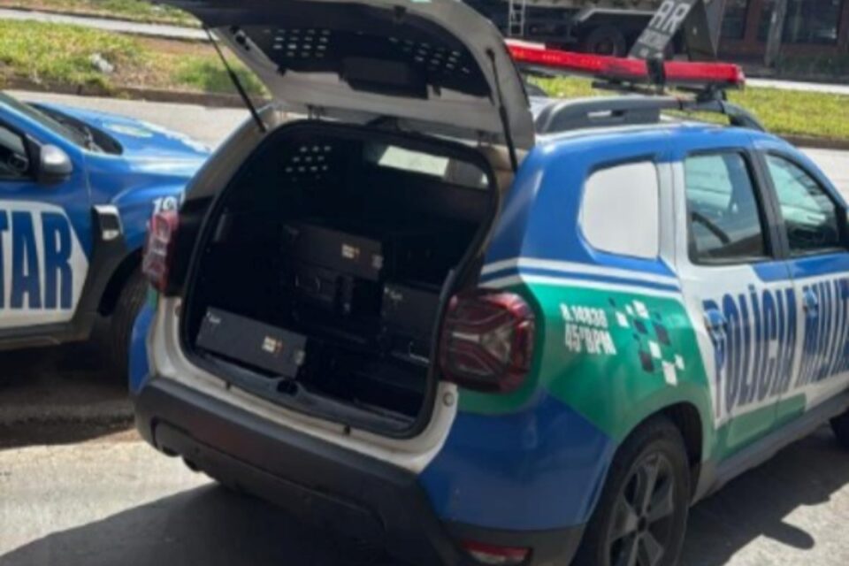 A imagem mostra o porta-malas de uma viatura da PM com as baterias recuperadas