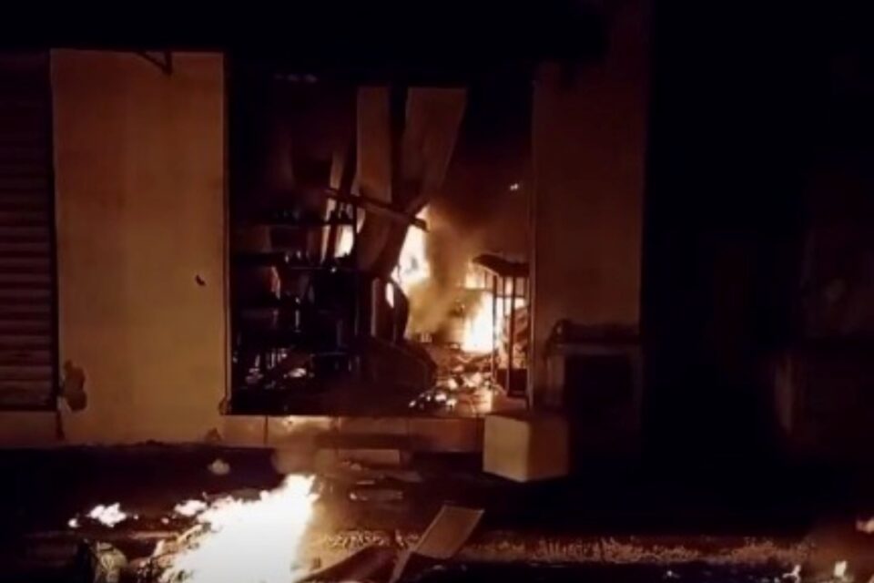A imagem mostra uma sala onde funcionava uma sapataria pegando fogo