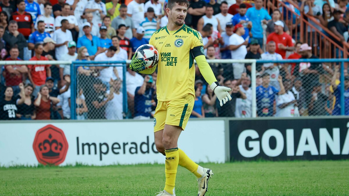 Tadeu, goleiro do Goiás