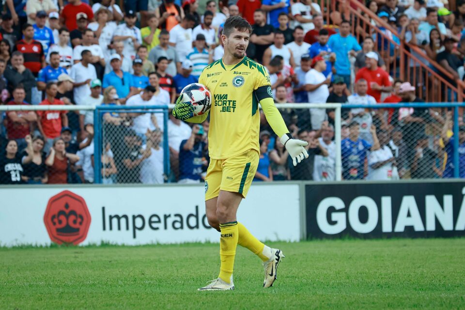 Tadeu, goleiro do Goiás