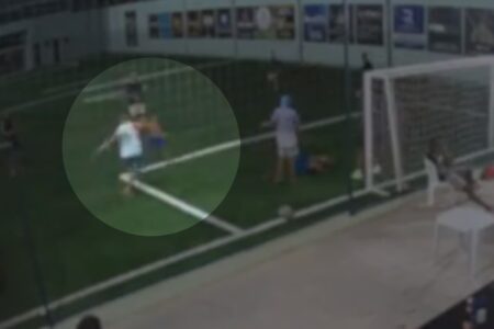Momento em que homem invade quadra e chuta criança (Foto: Reprodução)