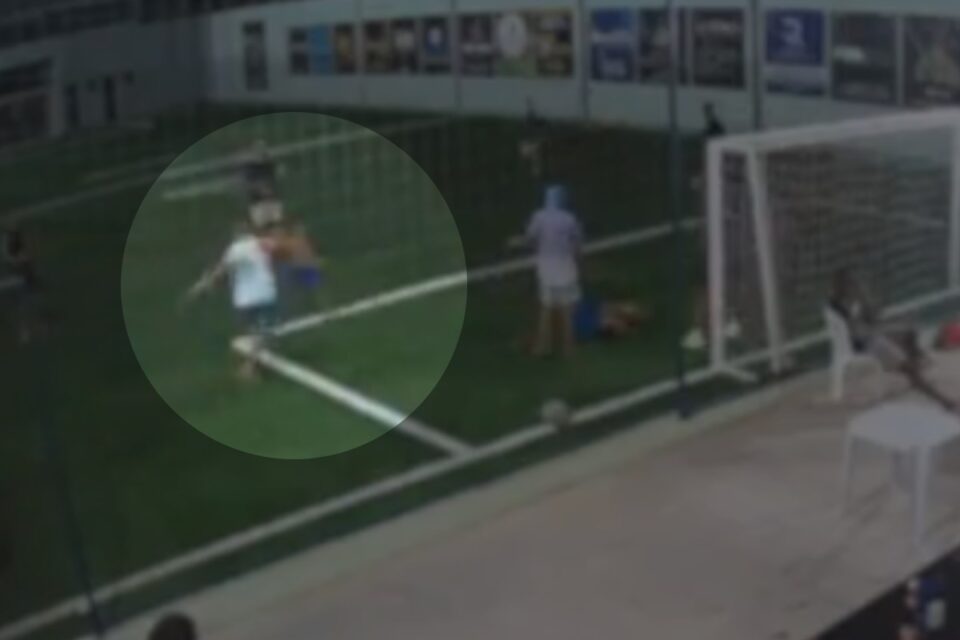 Momento em que homem invade quadra e chuta criança (Foto: Reprodução)