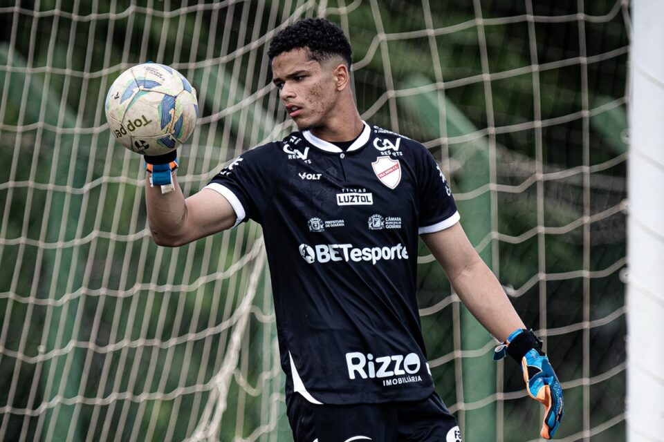 Goleiro Kauã com a camisa do Vila Nova