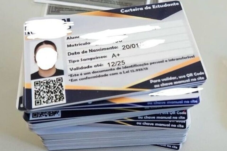 A imagem mostra diversas carteirinhas de estudantes falsificadas