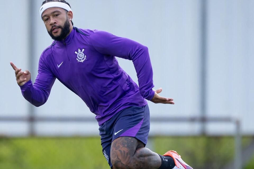 Memphis Depay em treino no Corinthians