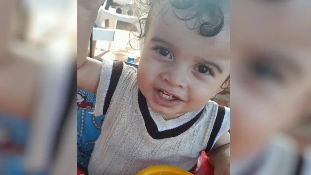 A imagem mostra a foto da vítima, um bebê de um ano que morreu afogado