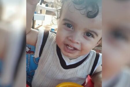 A imagem mostra a foto da vítima, um bebê de um ano que morreu afogado