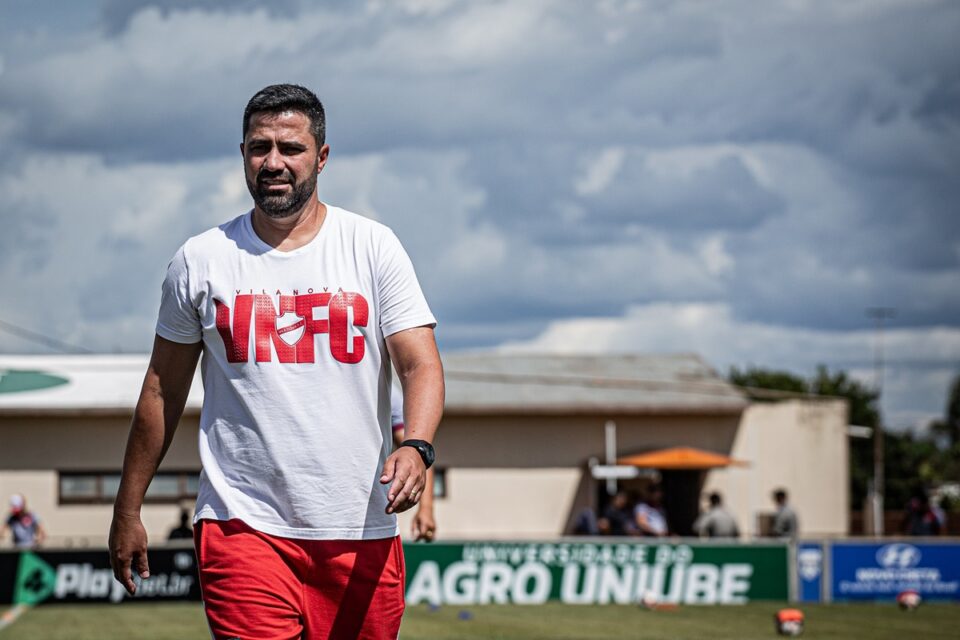 Rafael Lacerda em jogo do Vila Nova