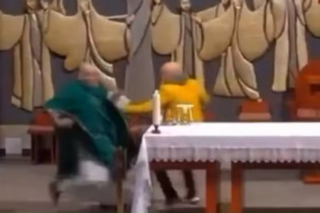 Padre é atacado por homem de jaqueta amarela em Winnipeg (Foto: Reprodução)