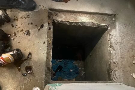 Imagens monstram alçapão que menina foi presa e abusada no RS; suspeito foi linchado e morto Criança estava em alçapão de loja em Tramandaí