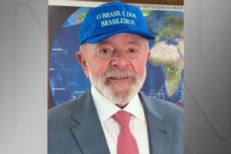 Guerra dos bonés: Lula adere a acessório com recado a Trump “Make America Great Again”, da campanha de Trump
