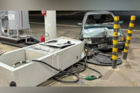 Motorista passa mal e atinge bomba de posto de combustível (Foto: Reprodução)