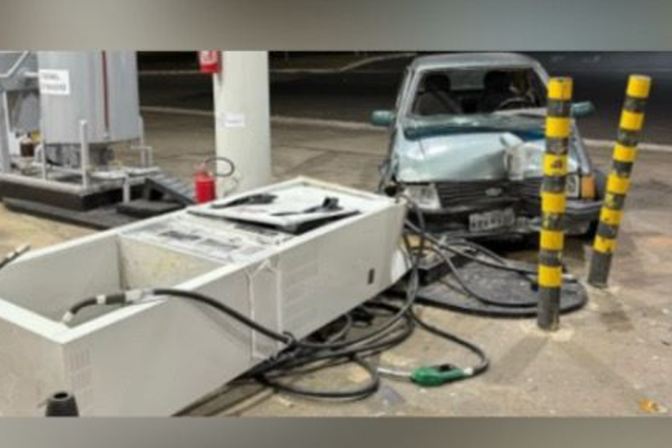 Motorista passa mal e atinge bomba de posto de combustível (Foto: Reprodução)