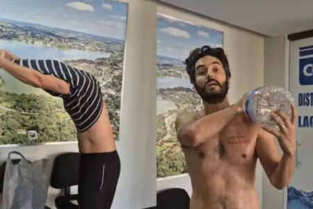 Homem tira a roupa e toma banho em agência durante protesto por falta de água de Lagoa Santa alegam estar sem água há uma semana; vídeo