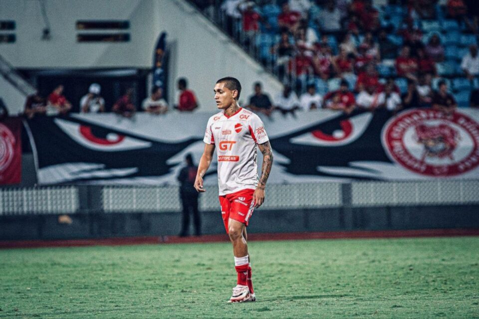 Vinicyus Buqeek em jogo pelo Vila Nova