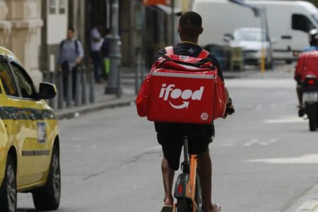 Justiça proíbe iFood de exigir valor mínimo em pedidos Empresa vai recorrer da decisão e que os restaurantes ainda podem optar pela cobrança