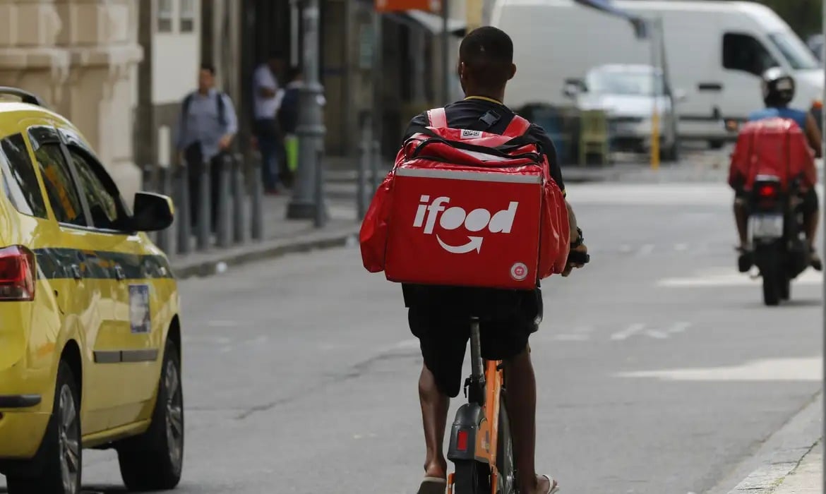 Justiça proíbe iFood de exigir valor mínimo em pedidos Empresa vai recorrer da decisão e que os restaurantes ainda podem optar pela cobrança
