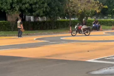 Instrutores de moto suspensos pelo Detran são autorizados a voltar ao trabalho