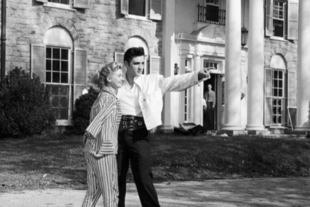 Elvis Presley na mansão em que morava (Foto: Reprodução)