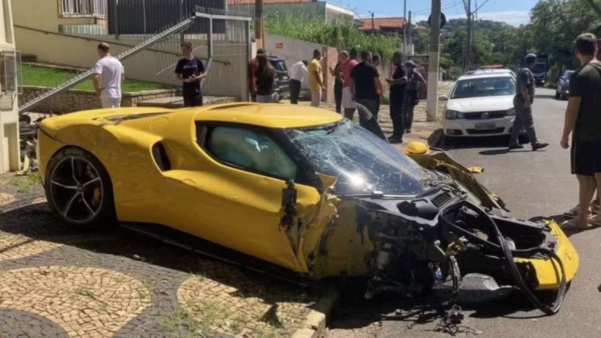 Ferrari modelo 296 GTB ficou com a frente destruída (Foto: arquivo pessoal)