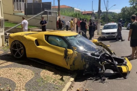 Ferrari modelo 296 GTB ficou com a frente destruída (Foto: arquivo pessoal)