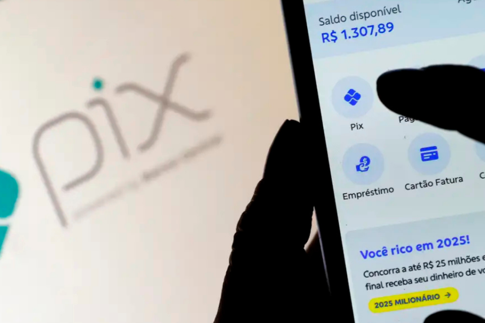 Imagem de uma pessoa acessando um aplicativo do banco