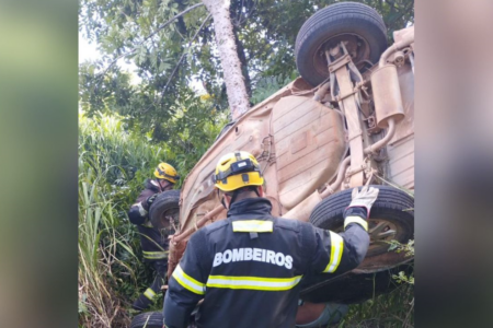A vítima foi encontrada presa às ferragens (Foto: Divulgação)