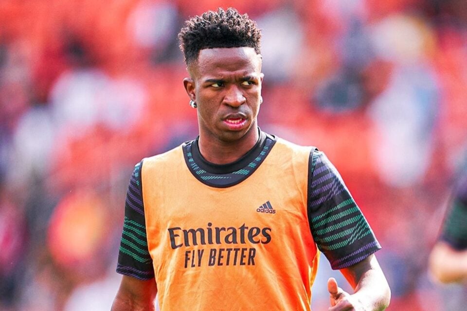 Vini Jr com a camisa do Real Madrid
