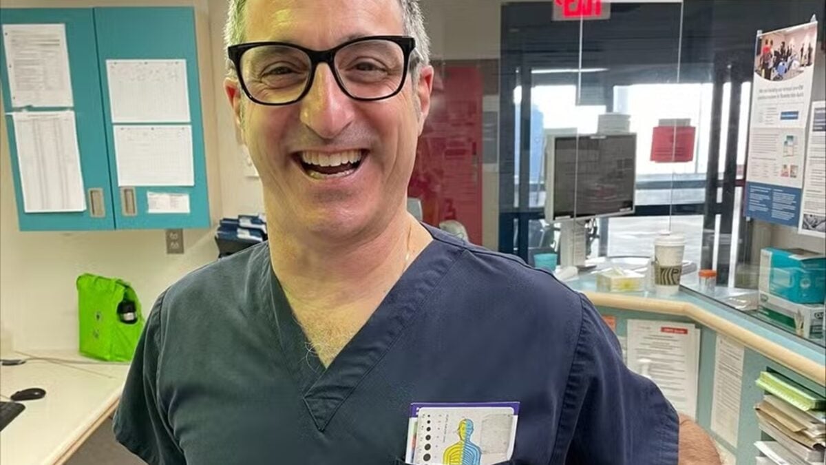 Médico percebe que está infartando enquanto trata paciente que infartou Chris Loreto estava sentindo dores no peito