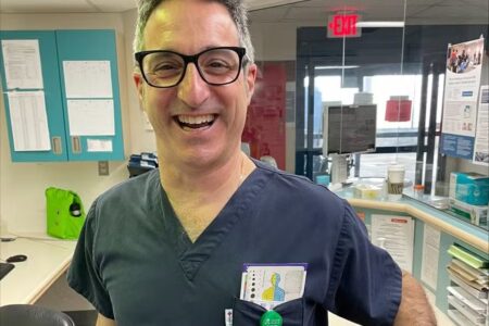 Médico percebe que está infartando enquanto trata paciente que infartou Chris Loreto estava sentindo dores no peito