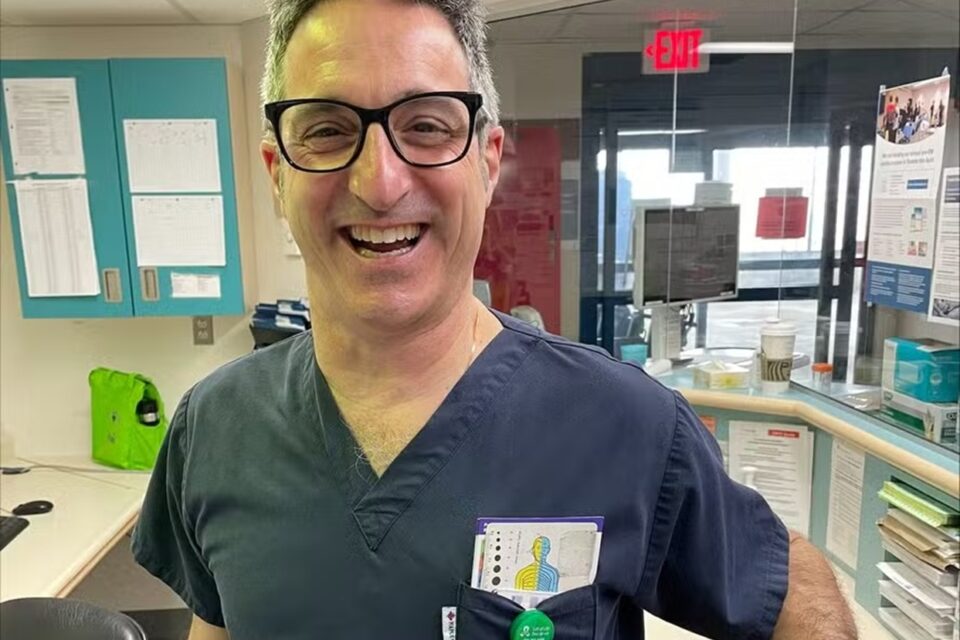 Médico percebe que está infartando enquanto trata paciente que infartou Chris Loreto estava sentindo dores no peito