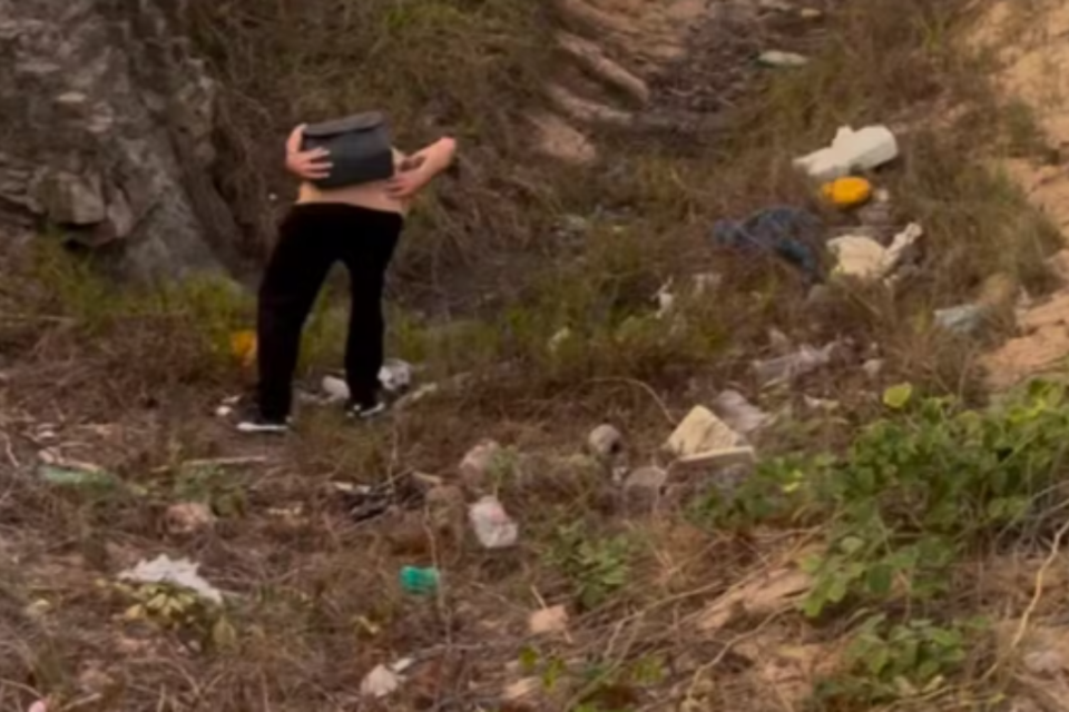 Imagem dos lixos espalhados
