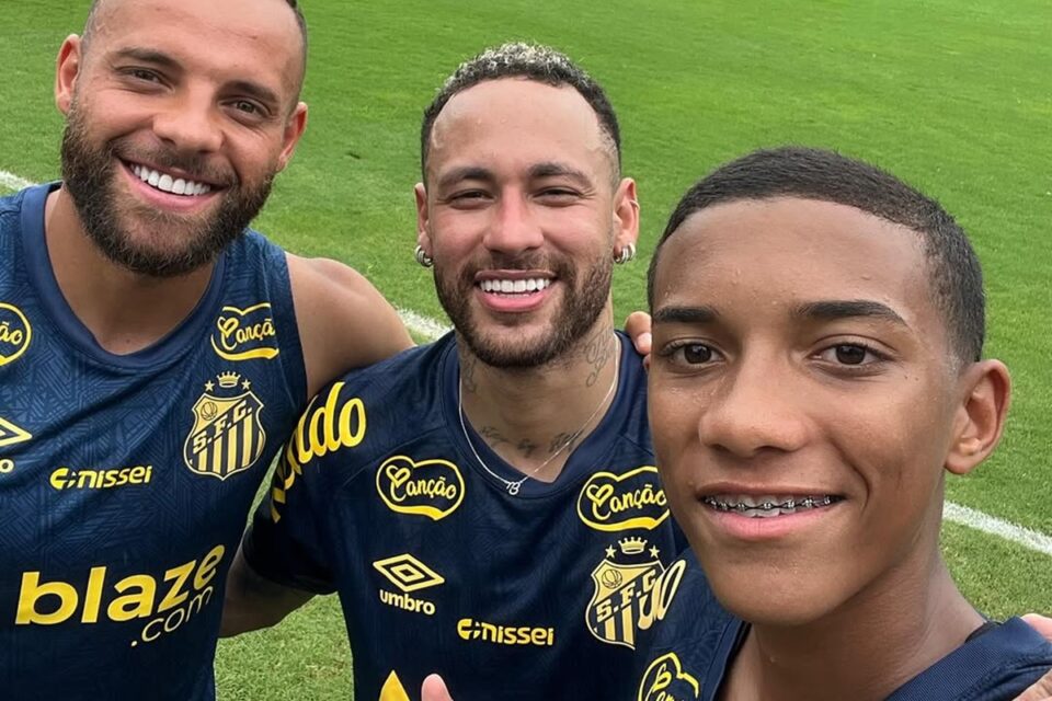 Juninho ao lado de Neymar e Guilherme