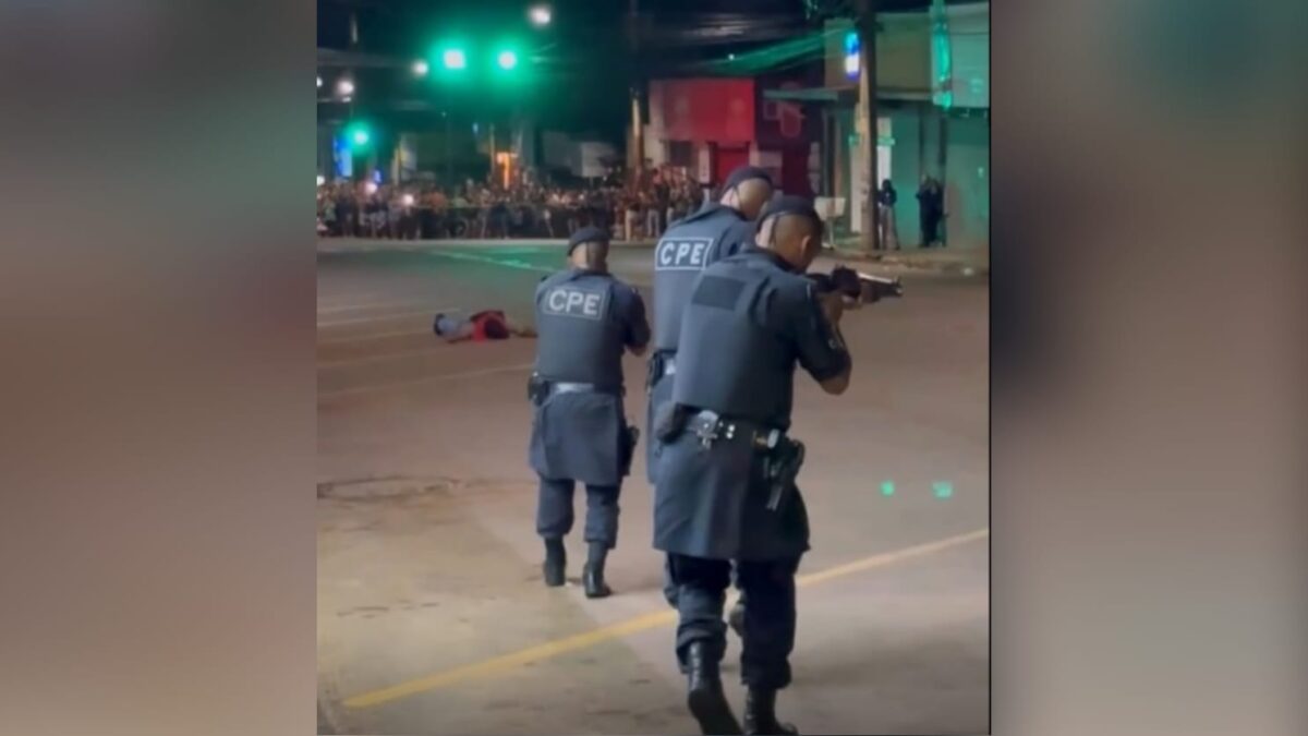 A imagem mostra policiais em treinamento