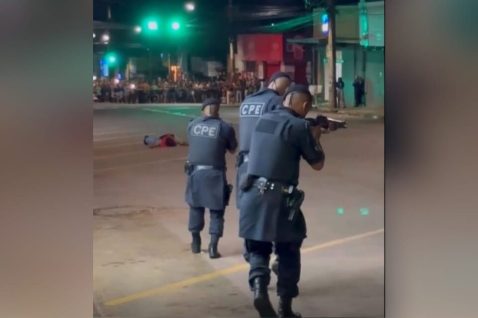 A imagem mostra policiais em treinamento