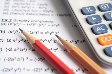 Imagem de um lápis sobre uma prova de matemática