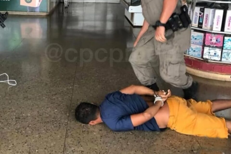 Homem é preso após cortar pescoço da mulher durante crise de ciúmes em Goiânia
