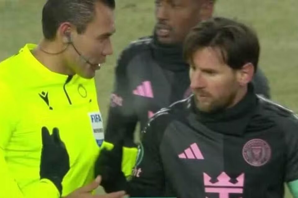 Árbitro fala com Messi ao final do jogo do Inter Miami