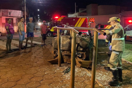 Motorista perde controle de veículo (Foto: Divulgação)