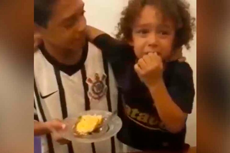 Menino emocionado ao receber primeiro pedaço de bolo em aniversário do irmão Garotinho é pego de surpresa, cai no choro e abraça o irmão