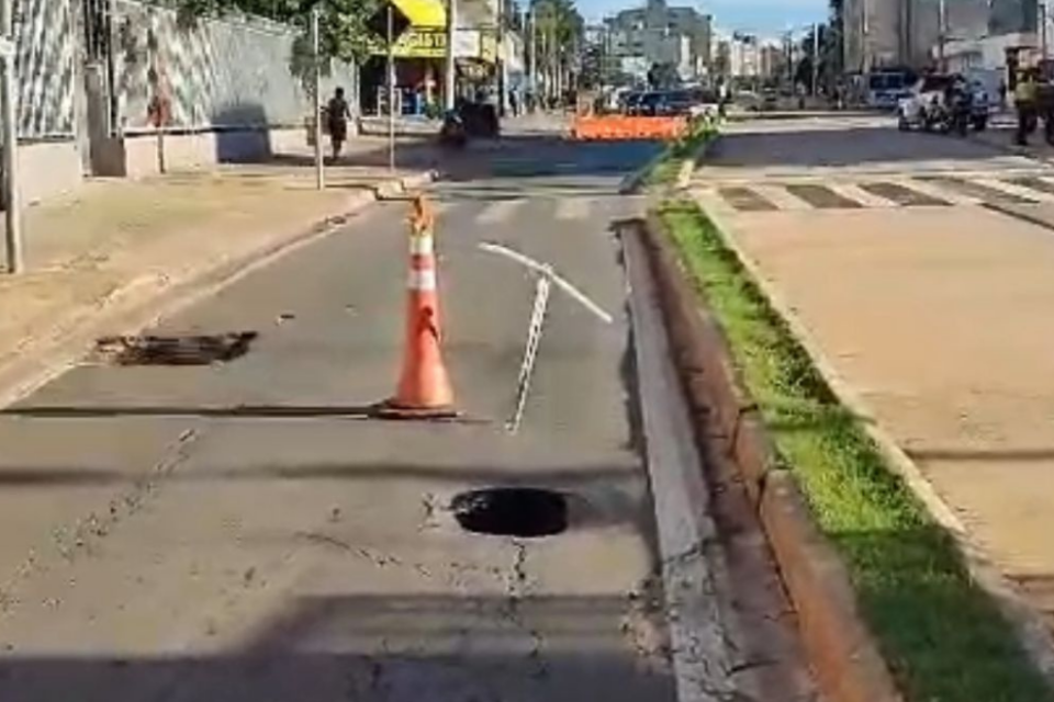 Trecho da Rua 90 é interditado por conta de cratera aberta na pista