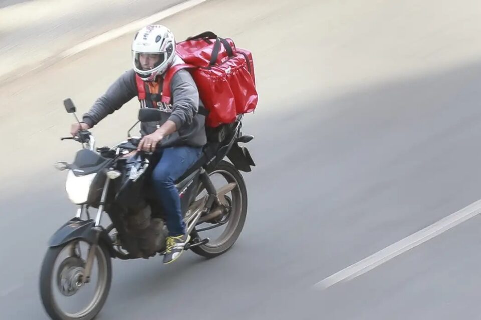 Em disputa com iFood, Rappi promete pagar R$ 10 por corrida para motociclistas