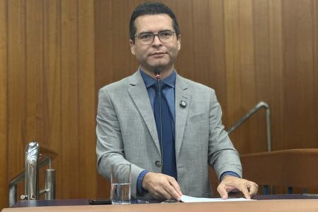 Foto colorida mostra o vereador Oseias Varão (PL) na tribuna da Câmara de Goiânia