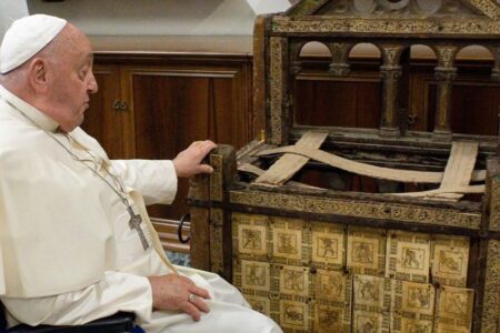 Estado de saúde do papa Francisco é crítico, mas estável